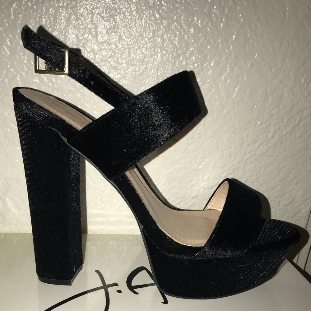 BLACK VELVET DOUBLE STRAPPED PLATFORM SHOE, size:8